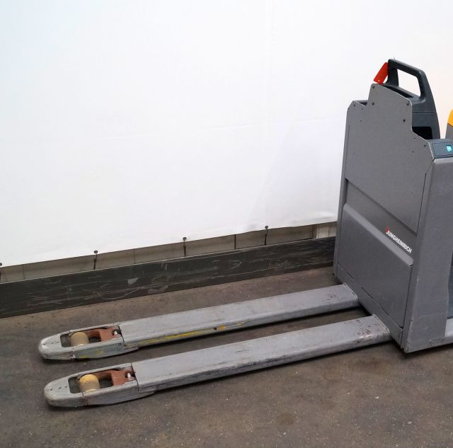 Jungheinrich ECE225 - Kommissionierer: das Bild 3 Jungheinrich ECE225 - Kommissionierer: das Bild 3