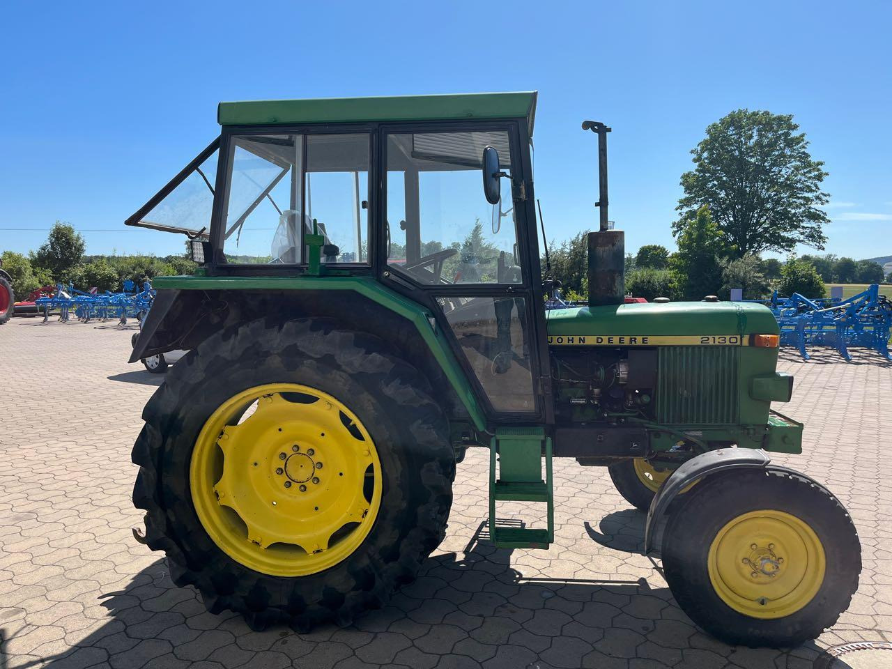 John Deere 2130 S - Traktor: das Bild 2 John Deere 2130 S - Traktor: das Bild 2