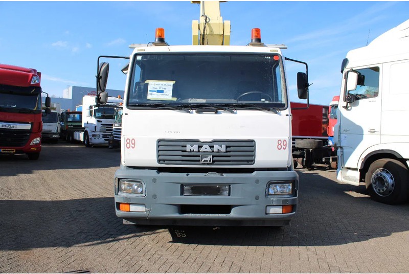 MAN TGL 17.240 + 3PERSON + MANUAL - LKW: das Bild 3 MAN TGL 17.240 + 3PERSON + MANUAL - LKW: das Bild 3