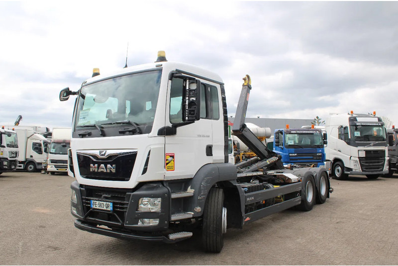 MAN TGS 28.460 + 6X2 + PERFECT CONDITION!! 3 X IN STOCK - Abrollkipper: das Bild 2 MAN TGS 28.460 + 6X2 + PERFECT CONDITION!! 3 X IN STOCK - Abrollkipper: das Bild 2