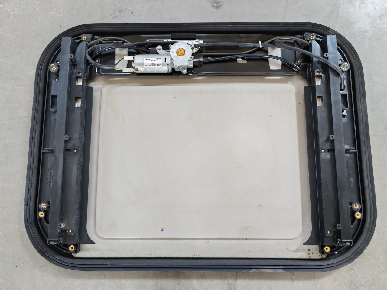 RENAULT RANGE T / SUNROOF / 7484505331 - Fenster und Teile: das Bild 2 RENAULT RANGE T / SUNROOF / 7484505331 - Fenster und Teile: das Bild 2