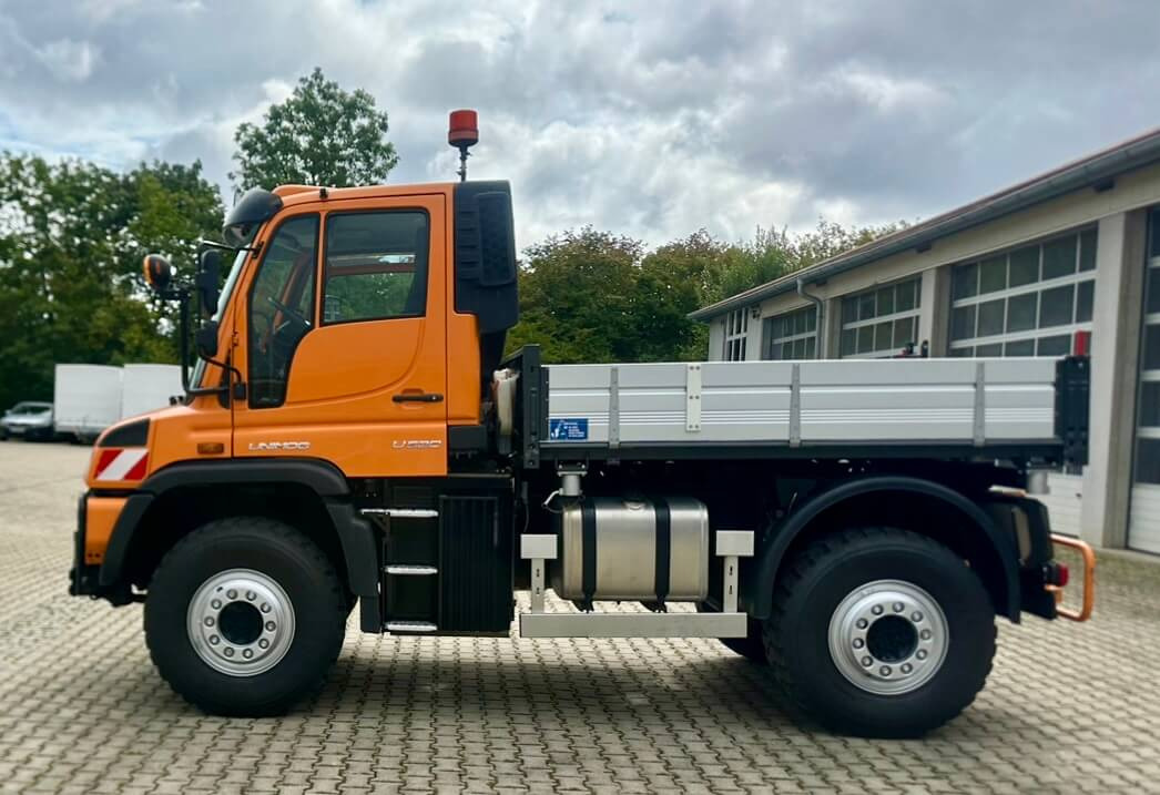 Unimog 530 - U530 405 44301 Mercedes Benz 405 - Kommunal-/ Sonderfahrzeug: das Bild 2 Unimog 530 - U530 405 44301 Mercedes Benz 405 - Kommunal-/ Sonderfahrzeug: das Bild 2