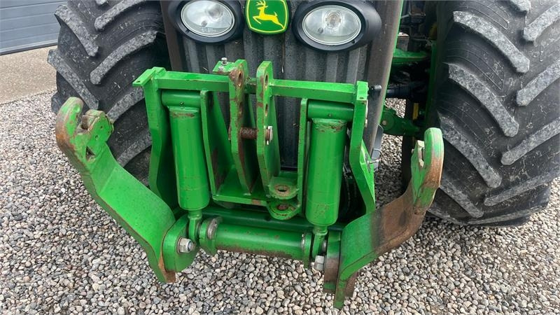 John Deere 8230 Med frontlift - Traktor: das Bild 4 John Deere 8230 Med frontlift - Traktor: das Bild 4
