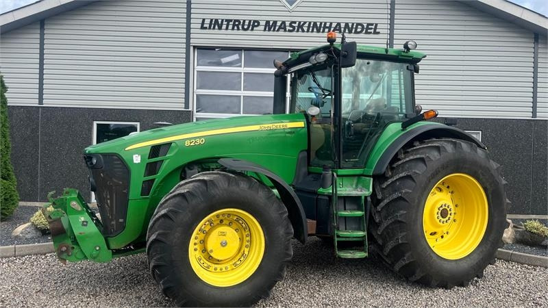 John Deere 8230 Med frontlift - Traktor: das Bild 1 John Deere 8230 Med frontlift - Traktor: das Bild 1