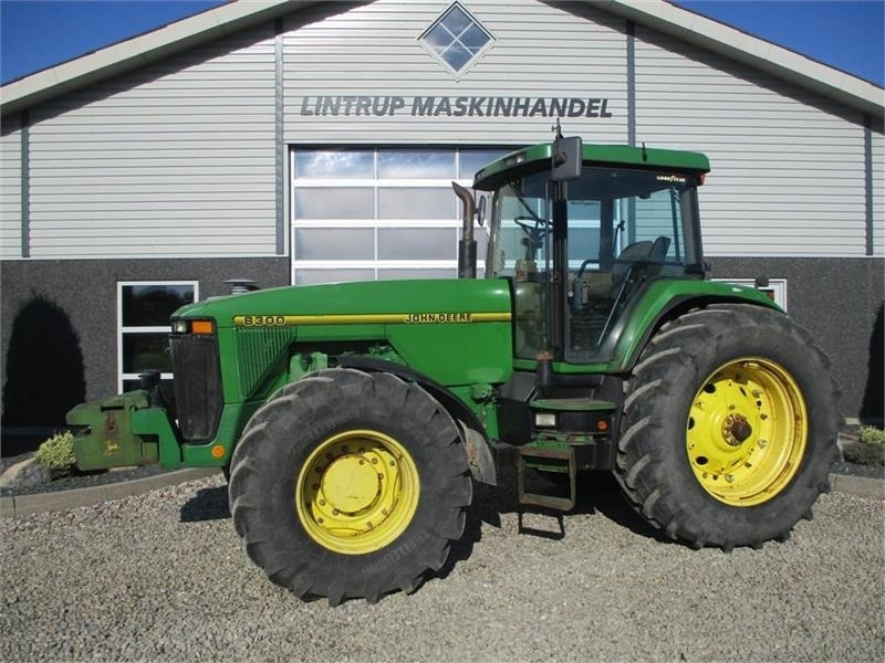 John Deere 8300 Pæn regulær traktor med rigtig gode dæk på. - Traktor: das Bild 1 John Deere 8300 Pæn regulær traktor med rigtig gode dæk på. - Traktor: das Bild 1