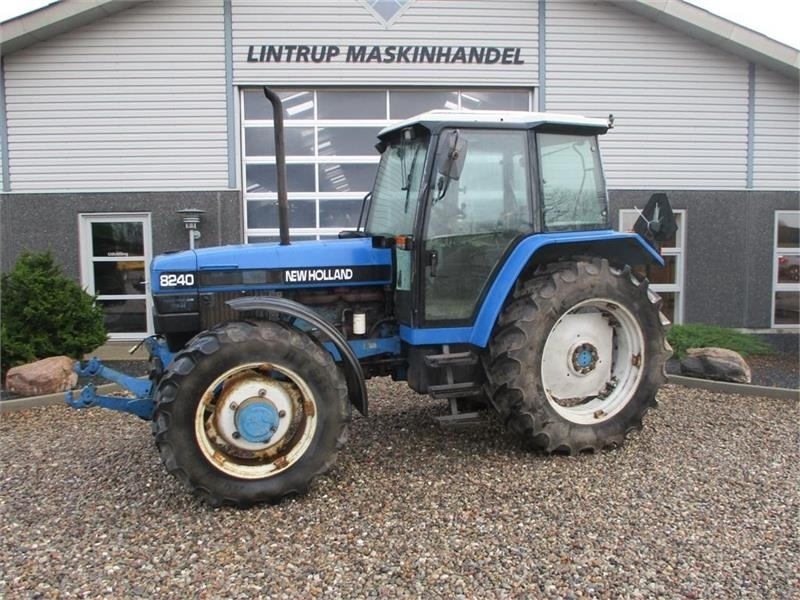 New Holland 8240 SLE Med frontlift og frontPTO - Traktor: das Bild 1 New Holland 8240 SLE Med frontlift og frontPTO - Traktor: das Bild 1