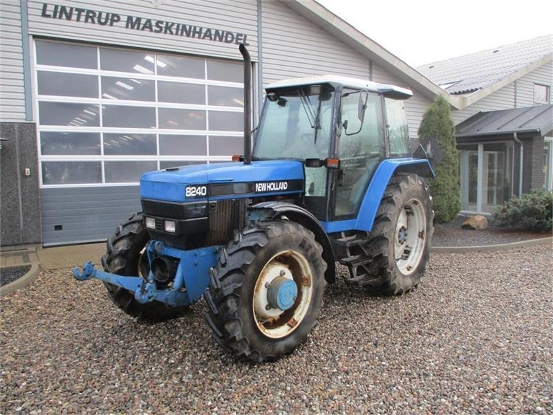 New Holland 8240 SLE Med frontlift og frontPTO - Traktor: das Bild 2 New Holland 8240 SLE Med frontlift og frontPTO - Traktor: das Bild 2