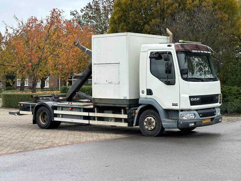 DAF LF 45 180!! HAAKARM/CONTAINER!!MOBILE WORKSHOP!! - Abrollkipper: das Bild 1 DAF LF 45 180!! HAAKARM/CONTAINER!!MOBILE WORKSHOP!! - Abrollkipper: das Bild 1