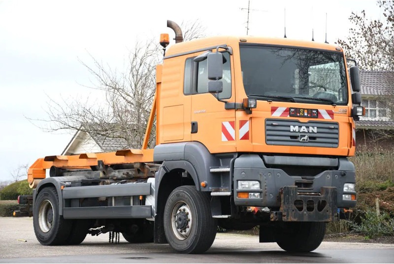 MAN TGA 18.350 4X4 BL HAAKARM/HOOKLIFT/ABROLLER!!KOMMUNAL!! - Abrollkipper: das Bild 1 MAN TGA 18.350 4X4 BL HAAKARM/HOOKLIFT/ABROLLER!!KOMMUNAL!! - Abrollkipper: das Bild 1