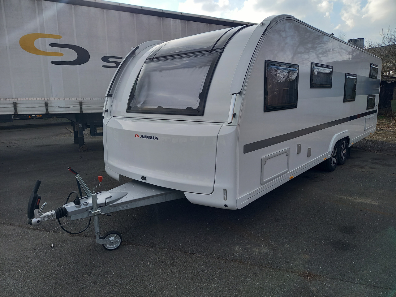 ADRIA Adora 753 UK - Wohnwagen: das Bild 1 ADRIA Adora 753 UK - Wohnwagen: das Bild 1