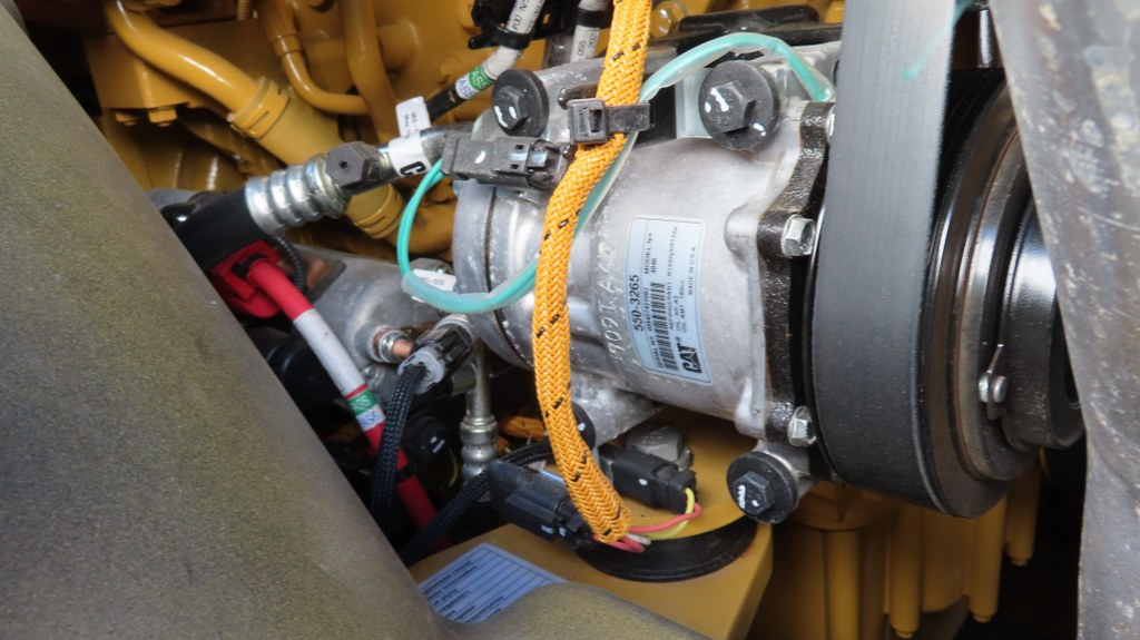Walzenzug Caterpillar CS 56 B: das Bild 9