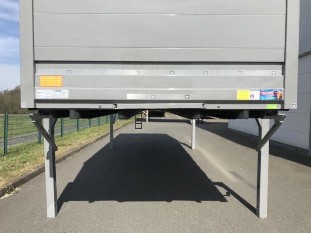 Krone Heck mit Portaltüren - Planenaufbau: das Bild 3 Krone Heck mit Portaltüren - Planenaufbau: das Bild 3