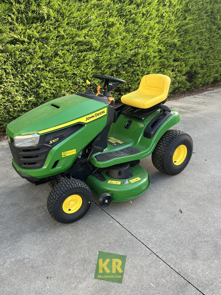 John Deere X107 - Rasenmäher: das Bild 2 John Deere X107 - Rasenmäher: das Bild 2