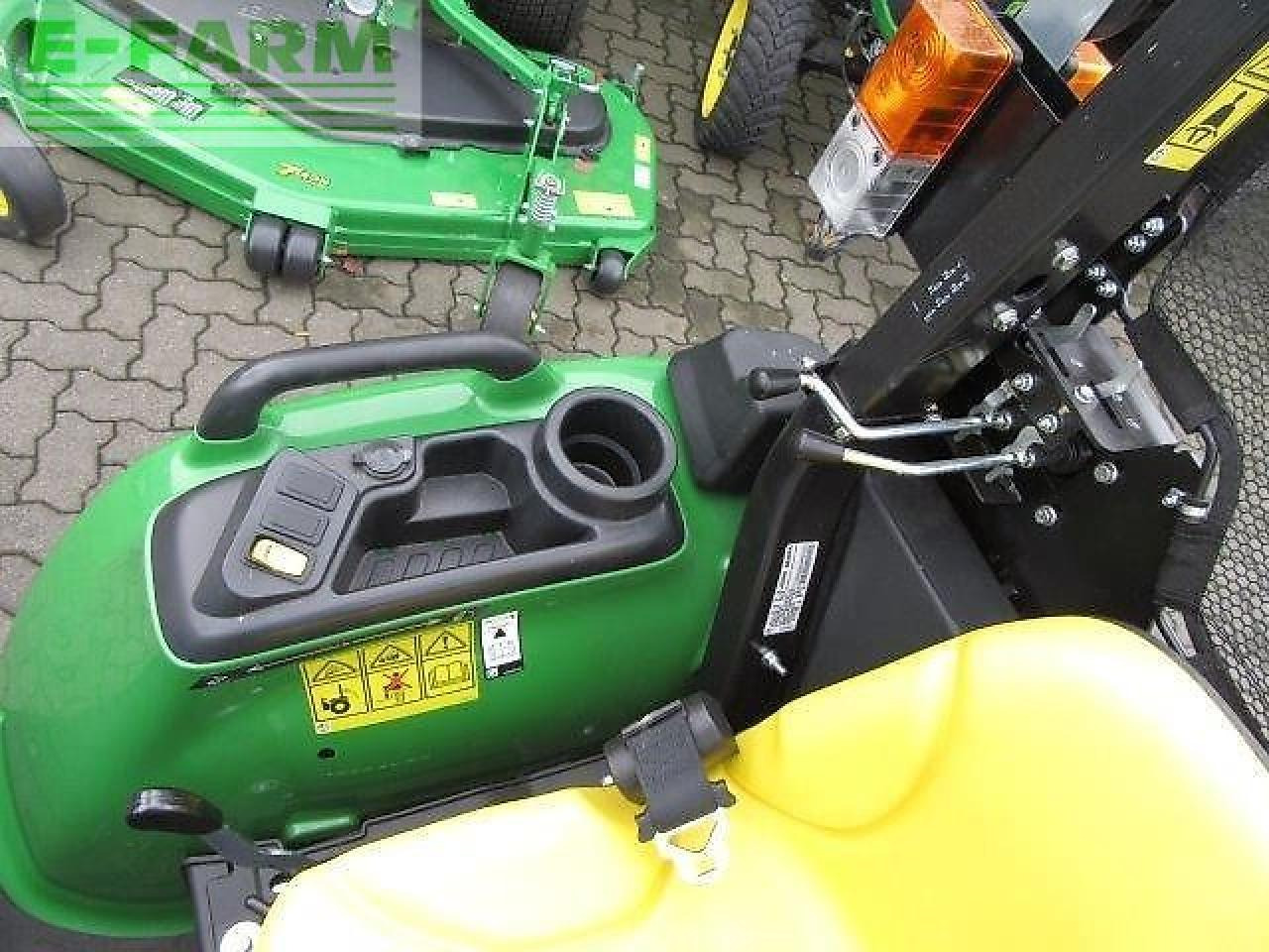 John Deere 3038e 300e - Traktor: das Bild 3 John Deere 3038e 300e - Traktor: das Bild 3