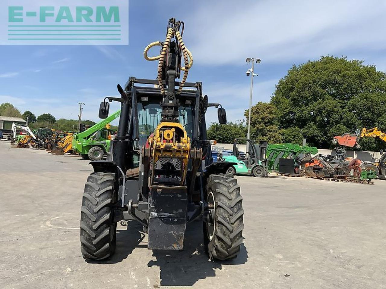 Valtra n123 hi tech tractor with roof mounted botex 560tl crane (st23285) - Traktor: das Bild 4 Valtra n123 hi tech tractor with roof mounted botex 560tl crane (st23285) - Traktor: das Bild 4