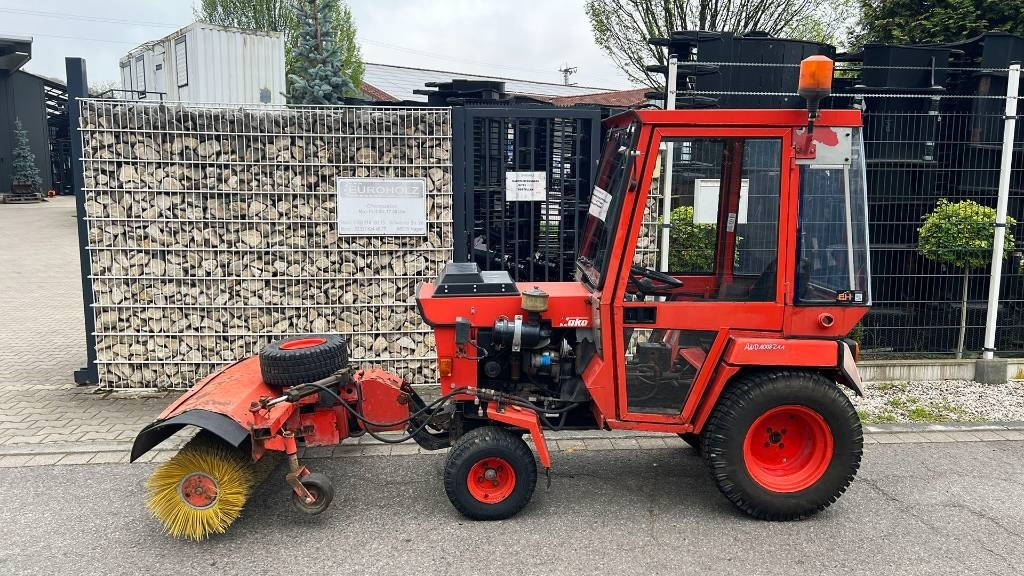 Hako 2300 D Kleintraktor, hyrd. Kehrmaschine, Zapfwelle - Kommunaltraktor: das Bild 1 Hako 2300 D Kleintraktor, hyrd. Kehrmaschine, Zapfwelle - Kommunaltraktor: das Bild 1