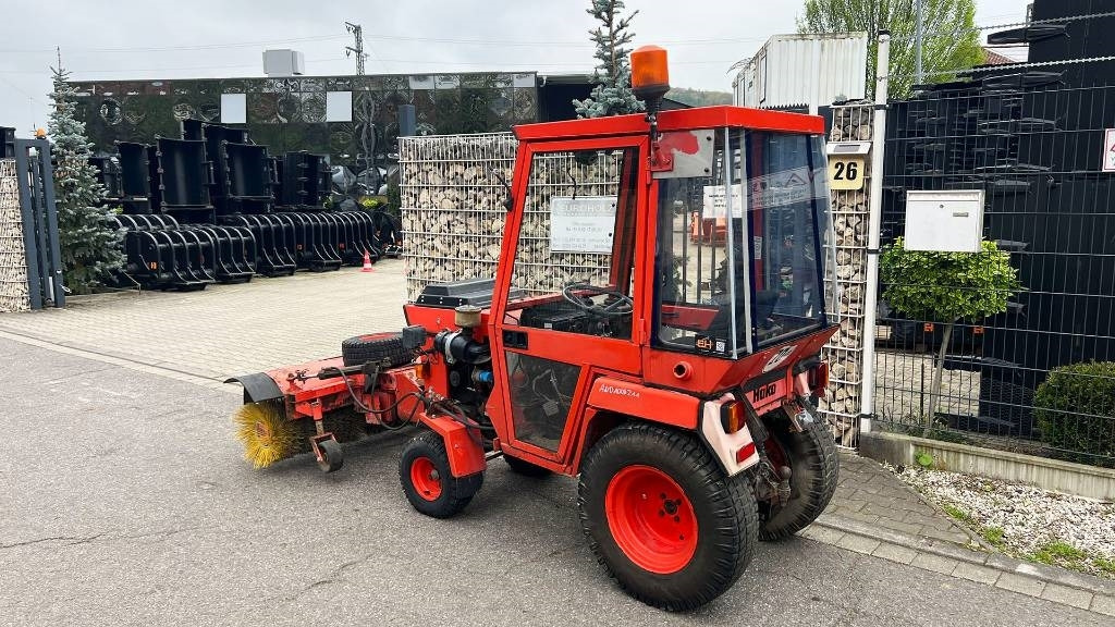 Hako 2300 D Kleintraktor, hyrd. Kehrmaschine, Zapfwelle - Kommunaltraktor: das Bild 2 Hako 2300 D Kleintraktor, hyrd. Kehrmaschine, Zapfwelle - Kommunaltraktor: das Bild 2