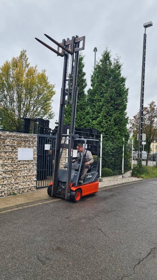 Linde E 14-02, Tripplex bis 4,5 m, Hubkraft 1.400 kg - Elektrostapler: das Bild 1 Linde E 14-02, Tripplex bis 4,5 m, Hubkraft 1.400 kg - Elektrostapler: das Bild 1