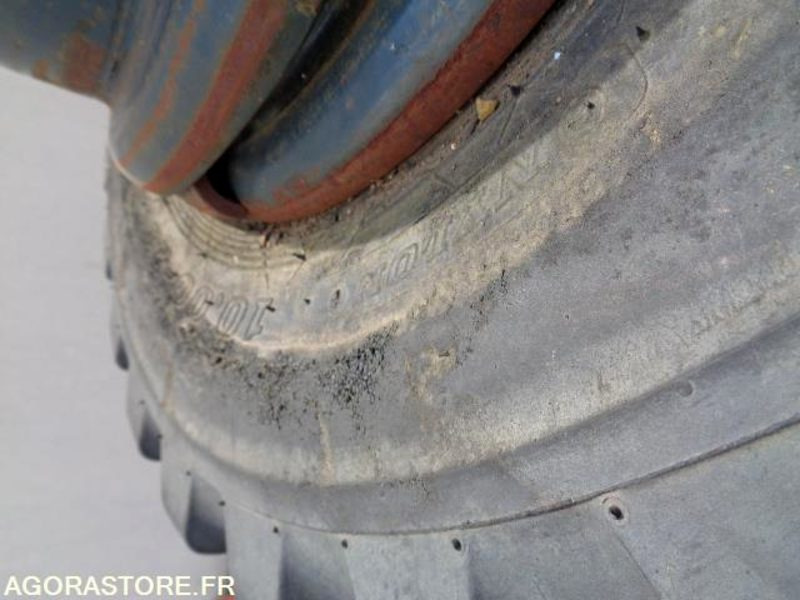 LOT 5 PNEUS AVEC 5 JANTES MONTEES +1 JANTE PELLETEUSE HYUNDAI - Ersatzteile für Baumaschine: das Bild 2 LOT 5 PNEUS AVEC 5 JANTES MONTEES +1 JANTE PELLETEUSE HYUNDAI - Ersatzteile für Baumaschine: das Bild 2