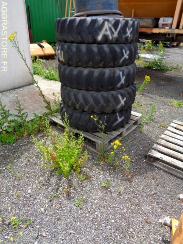 LOT 5 PNEUS AVEC 5 JANTES MONTEES +1 JANTE PELLETEUSE HYUNDAI - Ersatzteile für Baumaschine: das Bild 1 LOT 5 PNEUS AVEC 5 JANTES MONTEES +1 JANTE PELLETEUSE HYUNDAI - Ersatzteile für Baumaschine: das Bild 1