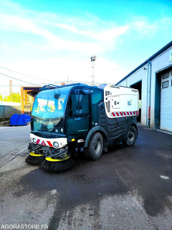 GRAND AZURA MC420 - Kehrmaschine: das Bild 2 GRAND AZURA MC420 - Kehrmaschine: das Bild 2