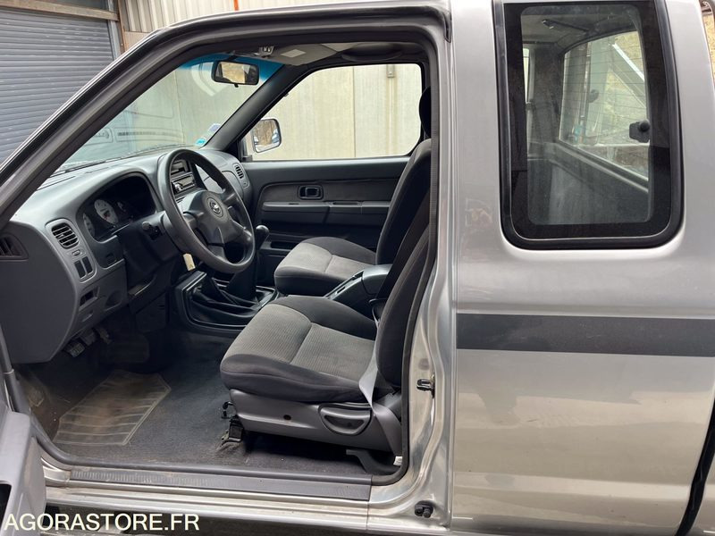 NISSAN NAVARA 4X4 83500 KMS 2003 - PKW: das Bild 4 NISSAN NAVARA 4X4 83500 KMS 2003 - PKW: das Bild 4