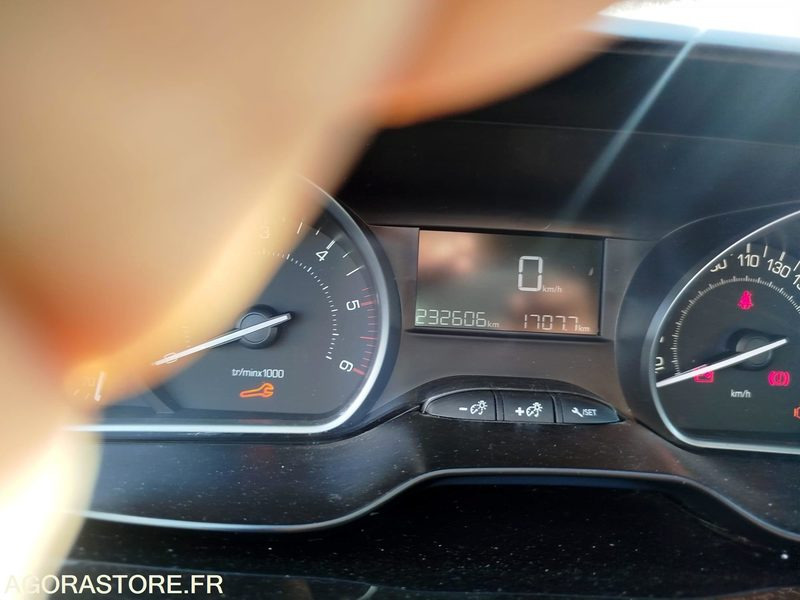 PKW PEUGEOT 208 - 2019 - 232606 KM: das Bild 14