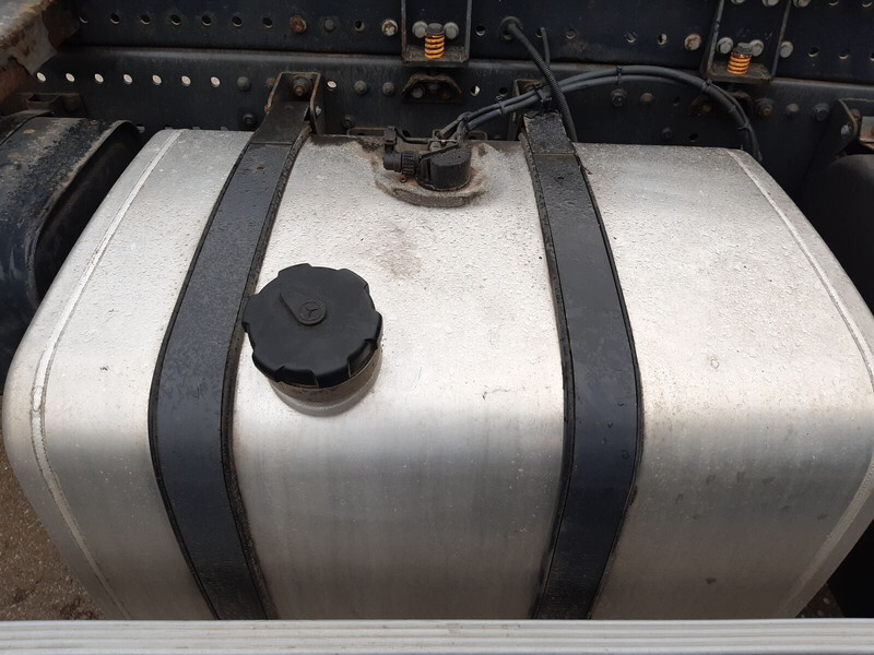Mercedes-Benz - Kraftstofftank für LKW: das Bild 1 Mercedes-Benz - Kraftstofftank für LKW: das Bild 1