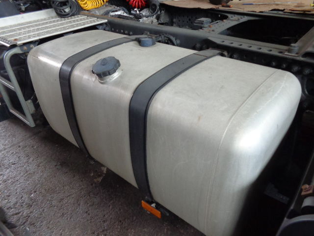 Mercedes-Benz aluminum with brackets - Kraftstofftank für LKW: das Bild 3 Mercedes-Benz aluminum with brackets - Kraftstofftank für LKW: das Bild 3