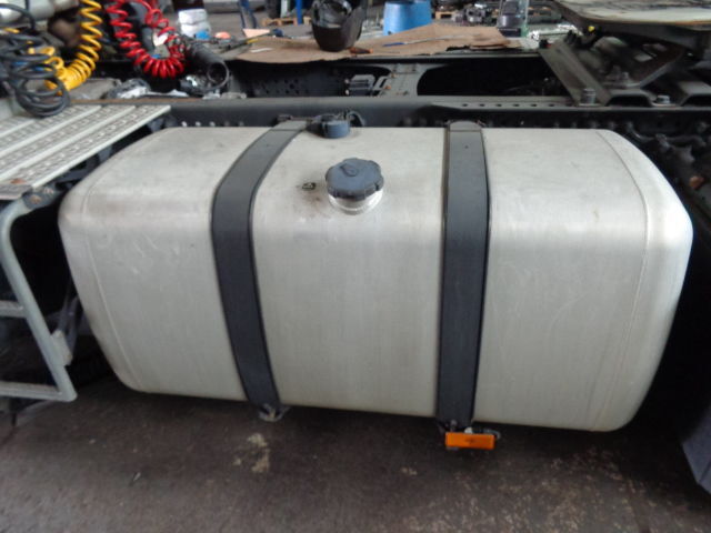 Mercedes-Benz aluminum with brackets - Kraftstofftank für LKW: das Bild 1 Mercedes-Benz aluminum with brackets - Kraftstofftank für LKW: das Bild 1