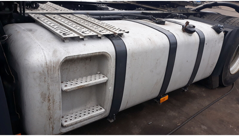 Mercedes-Benz complete fuel tank 820L - Kraftstofftank für LKW: das Bild 3 Mercedes-Benz complete fuel tank 820L - Kraftstofftank für LKW: das Bild 3