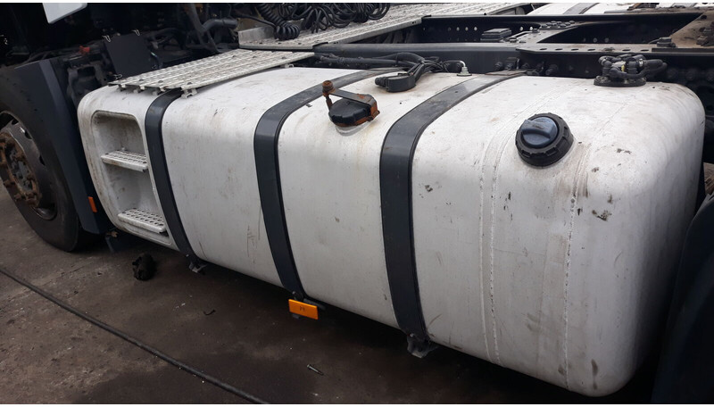 Mercedes-Benz complete fuel tank 820L - Kraftstofftank für LKW: das Bild 1 Mercedes-Benz complete fuel tank 820L - Kraftstofftank für LKW: das Bild 1