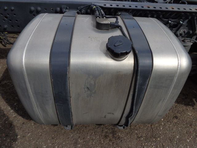 Mercedes-Benz fuel tank with brackets - Kraftstofftank für LKW: das Bild 1 Mercedes-Benz fuel tank with brackets - Kraftstofftank für LKW: das Bild 1