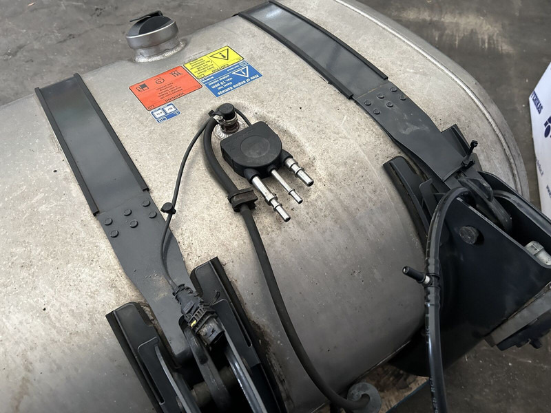 Scania 525L complete fuel tank with fuel optimiser brackets 700x725x124 - Kraftstofftank für LKW: das Bild 5 Scania 525L complete fuel tank with fuel optimiser brackets 700x725x124 - Kraftstofftank für LKW: das Bild 5