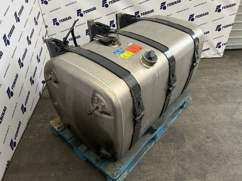 Scania 525L complete fuel tank with fuel optimiser brackets 700x725x124 - Kraftstofftank für LKW: das Bild 2 Scania 525L complete fuel tank with fuel optimiser brackets 700x725x124 - Kraftstofftank für LKW: das Bild 2