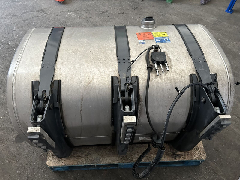 Scania 525L complete fuel tank with fuel optimiser brackets 700x725x124 - Kraftstofftank für LKW: das Bild 4 Scania 525L complete fuel tank with fuel optimiser brackets 700x725x124 - Kraftstofftank für LKW: das Bild 4