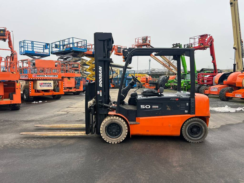Doosan B50X5 5T 6m Triplex non-marking (1840) - Elektrostapler: das Bild 2 Doosan B50X5 5T 6m Triplex non-marking (1840) - Elektrostapler: das Bild 2