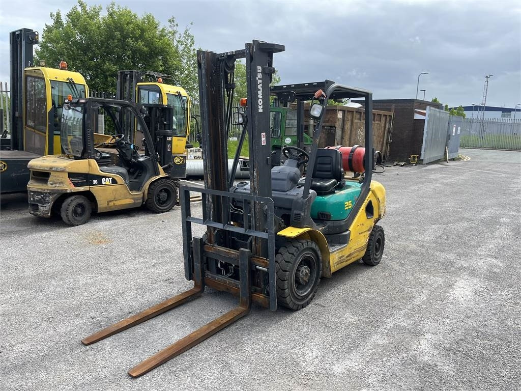 Komatsu FG25HT-16R - Treibgasstapler: das Bild 2 Komatsu FG25HT-16R - Treibgasstapler: das Bild 2