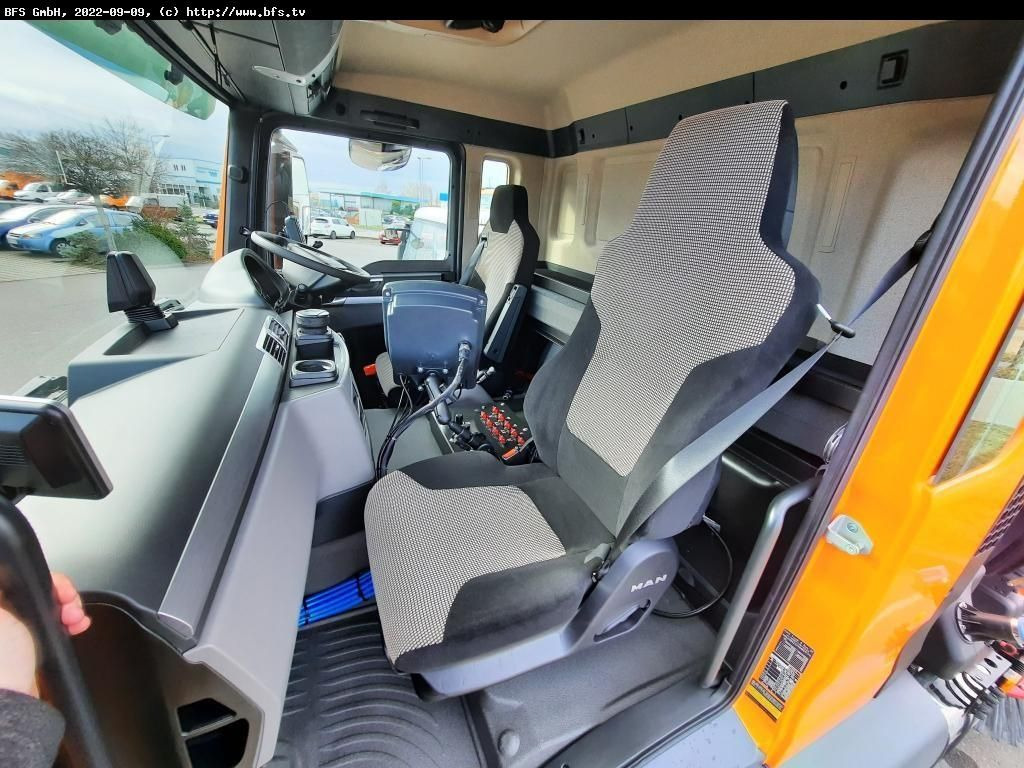 MAN TGS 18.420 4X2 BL Bucher OF 8000 TWIN beidseitig - Kehrmaschine: das Bild 4 MAN TGS 18.420 4X2 BL Bucher OF 8000 TWIN beidseitig - Kehrmaschine: das Bild 4