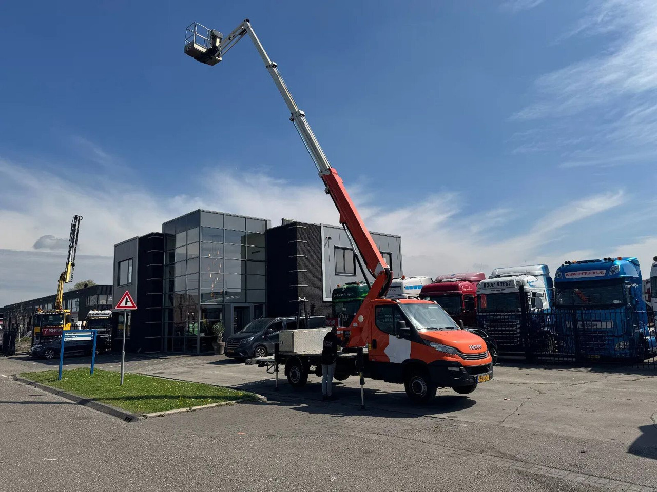 Iveco DAILY 35 140 SCORPION 2112J 2019 - LKW mit Arbeitsbühne: das Bild 2 Iveco DAILY 35 140 SCORPION 2112J 2019 - LKW mit Arbeitsbühne: das Bild 2