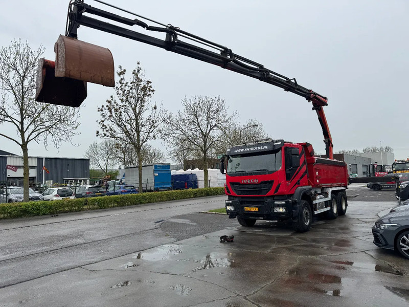 Iveco Trakker 500 6X4 EURO 6 KIPPER + PALFINGER PK18002 FULL STEEL - Kipper, Autokran: das Bild 1 Iveco Trakker 500 6X4 EURO 6 KIPPER + PALFINGER PK18002 FULL STEEL - Kipper, Autokran: das Bild 1