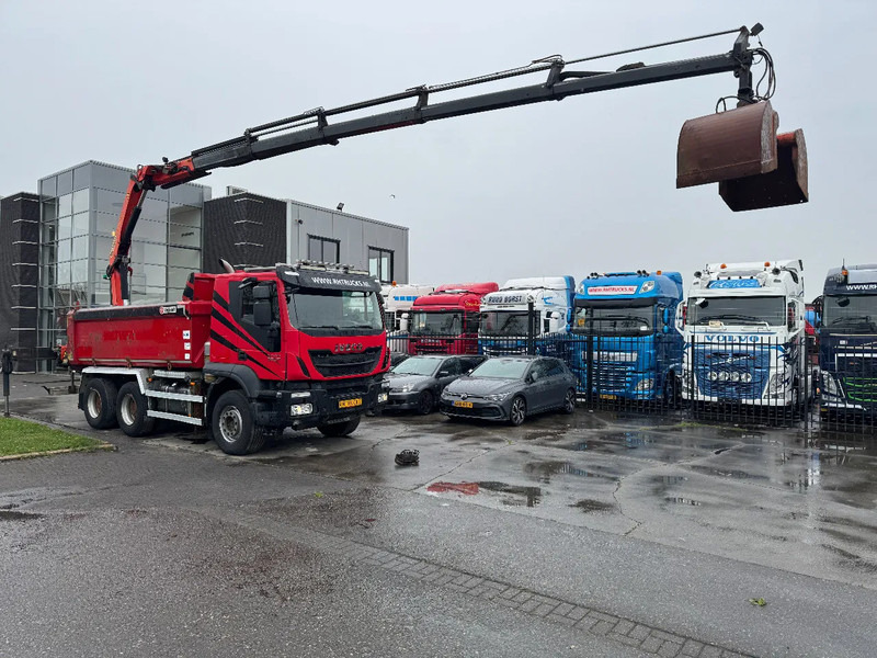Iveco Trakker 500 6X4 EURO 6 KIPPER + PALFINGER PK18002 FULL STEEL - Kipper, Autokran: das Bild 2 Iveco Trakker 500 6X4 EURO 6 KIPPER + PALFINGER PK18002 FULL STEEL - Kipper, Autokran: das Bild 2