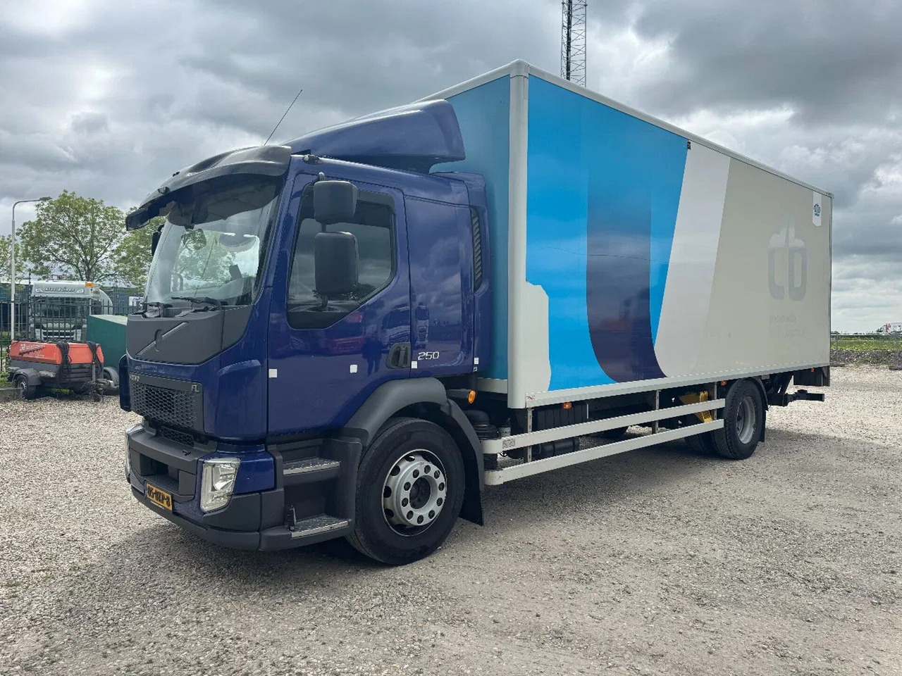 Volvo FL 250 4X2 3 UNITS CARGO LOCK + DHOLLANDIA LIFT - Koffer LKW: das Bild 5 Volvo FL 250 4X2 3 UNITS CARGO LOCK + DHOLLANDIA LIFT - Koffer LKW: das Bild 5
