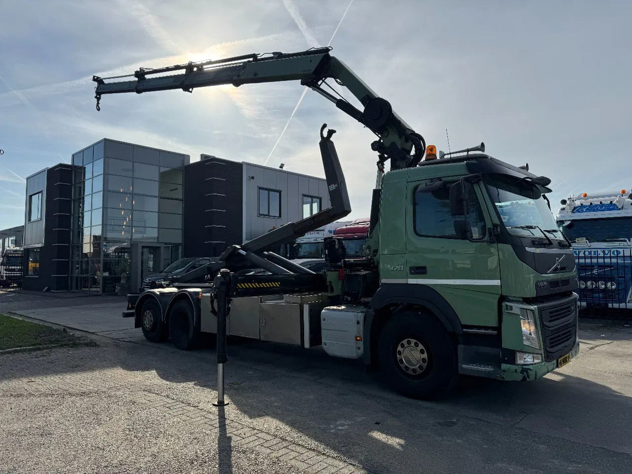 Volvo FM 370 6X2 VDL 21T + HIAB 211 + REMOTE CONTROL - Abrollkipper, Autokran: das Bild 2 Volvo FM 370 6X2 VDL 21T + HIAB 211 + REMOTE CONTROL - Abrollkipper, Autokran: das Bild 2