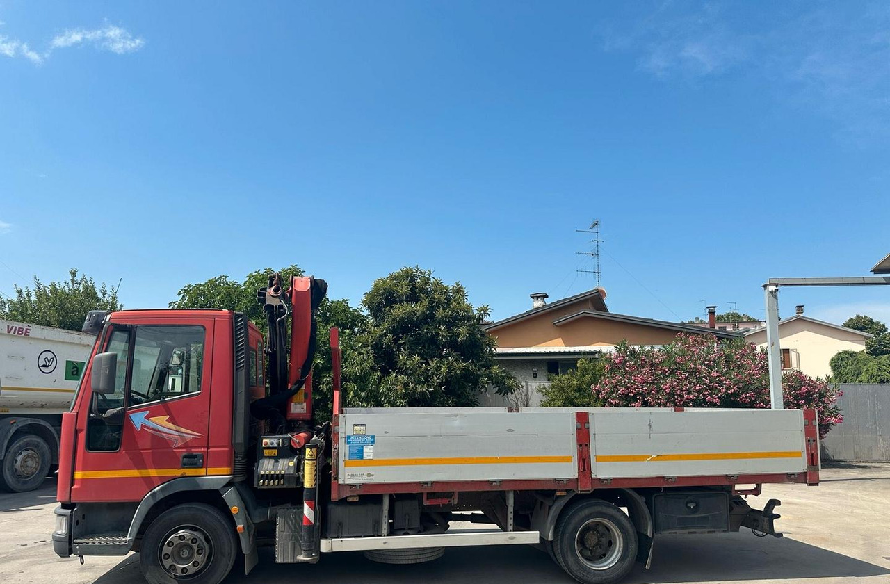 Motrice Iveco con la gru - Pritsche LKW, Autokran: das Bild 3 Motrice Iveco con la gru - Pritsche LKW, Autokran: das Bild 3