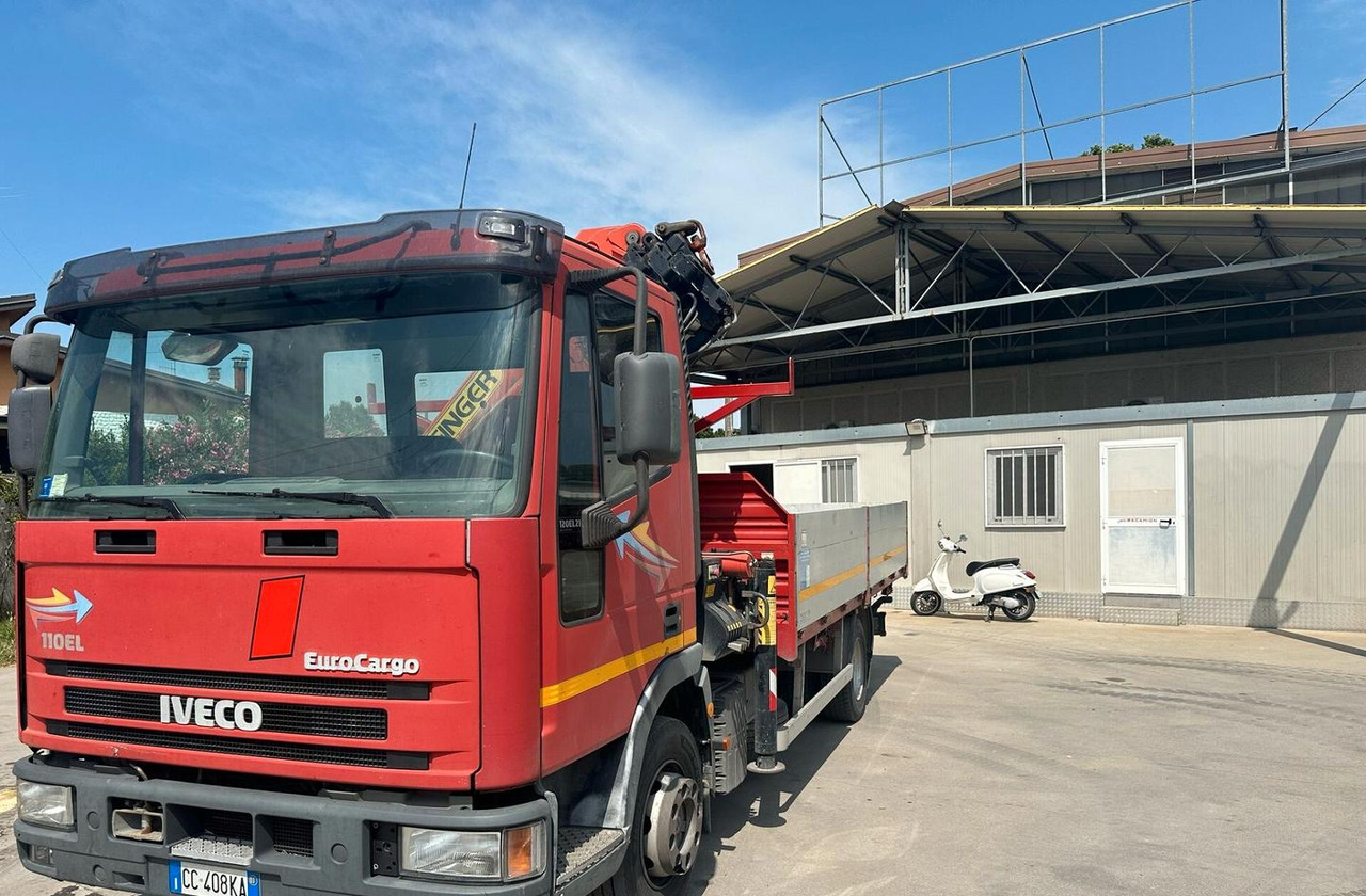 Motrice Iveco con la gru - Pritsche LKW, Autokran: das Bild 2 Motrice Iveco con la gru - Pritsche LKW, Autokran: das Bild 2