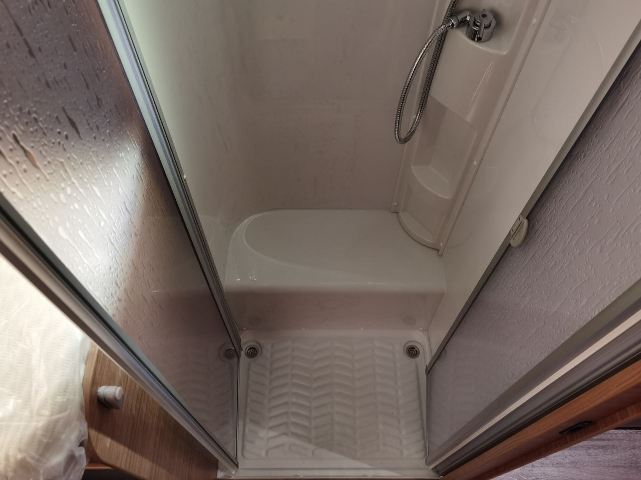 Teilintegriertes Wohnmobil Weinsberg CARASUITE 700 MEG /155PS /EINZELBETTEN & RAUMBAD: das Bild 23