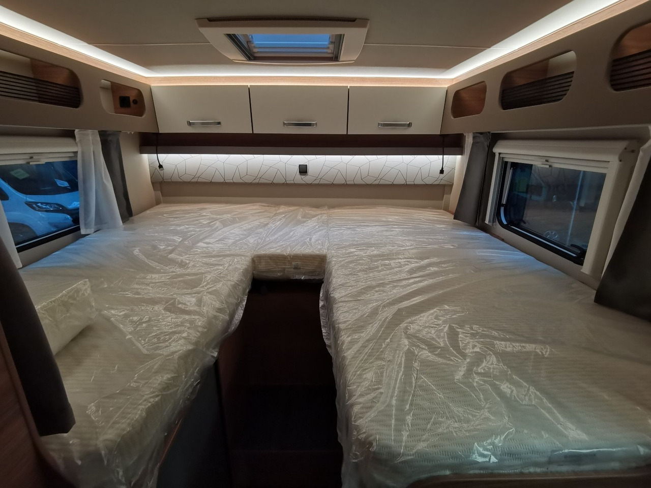 Teilintegriertes Wohnmobil Weinsberg CARASUITE 700 MEG /155PS /EINZELBETTEN & RAUMBAD: das Bild 18