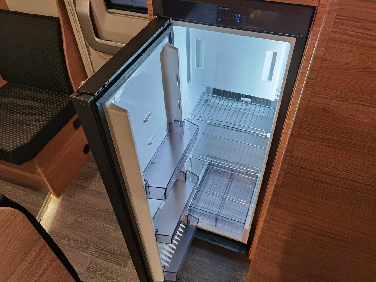 Teilintegriertes Wohnmobil Weinsberg CARASUITE 700 MEG /155PS /EINZELBETTEN & RAUMBAD: das Bild 17