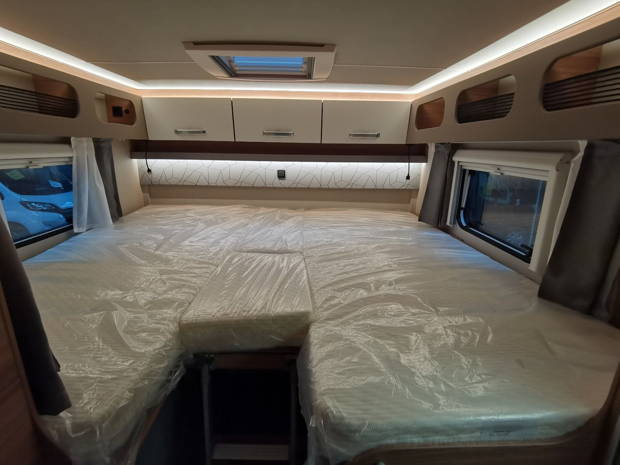 Teilintegriertes Wohnmobil Weinsberg CARASUITE 700 MEG /155PS /EINZELBETTEN & RAUMBAD: das Bild 19
